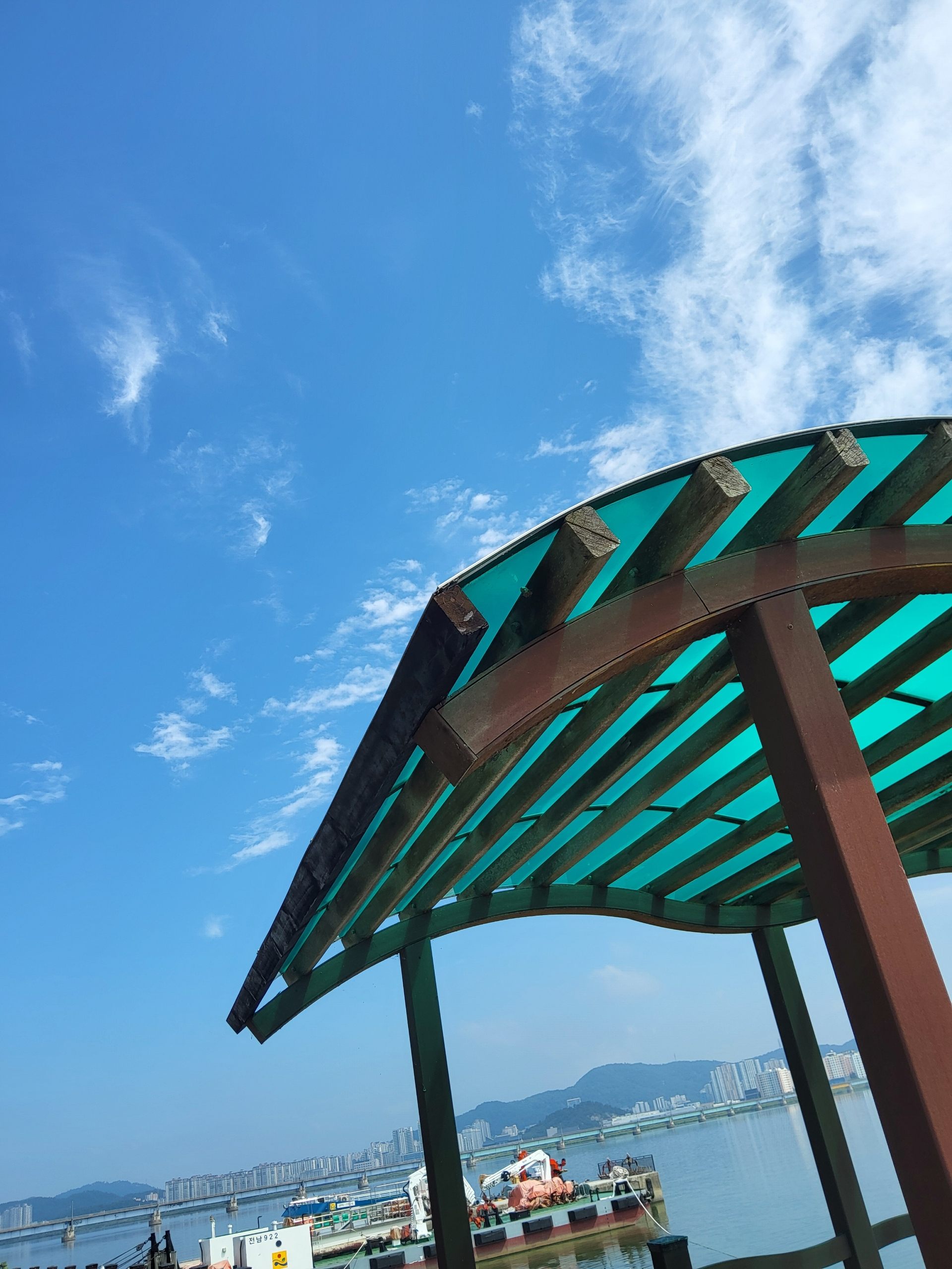 수변 공간에 설치된 곡선형 차양 구조물